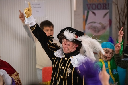 2025-11-23 Sint leest voor-13